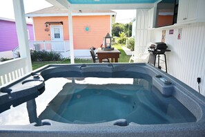 Outdoor dining - Cute as a Button, AC, Starlink, Wi-Fi, Hot Tub, Near Beaches, Bars & Restaurants (North Palmetto Point)