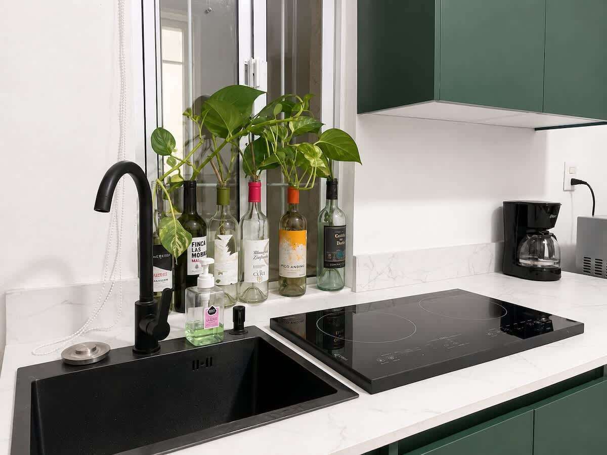 Réfrigérateur, micro-ondes, plaque de cuisson, cafetière/bouilloire