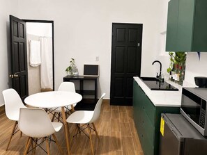 Fridge, microwave, stovetop, coffee/tea maker - 01-Loft en el Cora de la Ciudad (Monterrey)