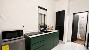 Une cuisine moderne équipée d’un four à micro-ondes, d’un réfrigérateur et d’un évier.