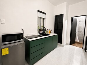 Réfrigérateur, micro-ondes, plaque de cuisson, cafetière/bouilloire