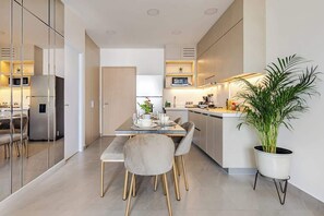 Fridge, microwave, stovetop, coffee/tea maker - Depto. equipado + Vista + cerca Consulado y UDEM (Santa Catarina)