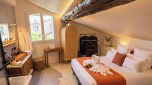 Ein Schlafzimmer mit Bett, Nachttisch, Spiegel, Fenster und Kleiderschrank.