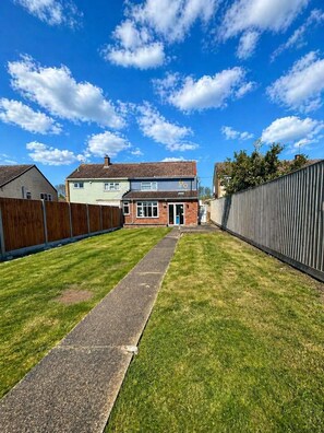 Property grounds - House Sleeps 10 With Parking and Garden (Maidenhead)
