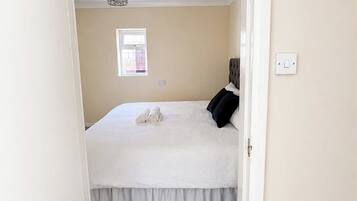4 bedrooms, iron/ironing board, free WiFi, bed sheets