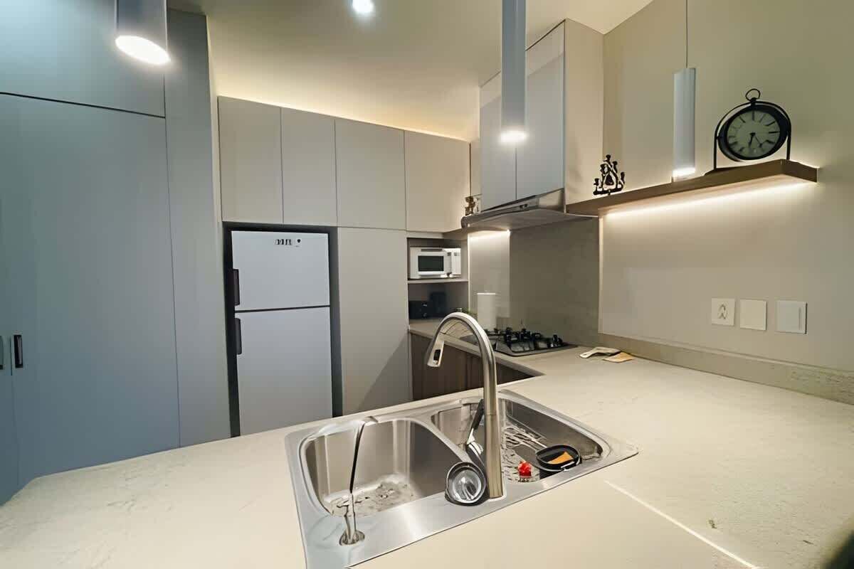 Fridge, stovetop, coffee/tea maker, blender