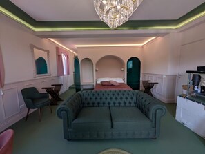 Een strijkplank/strijkijzer, wifi, beddengoed