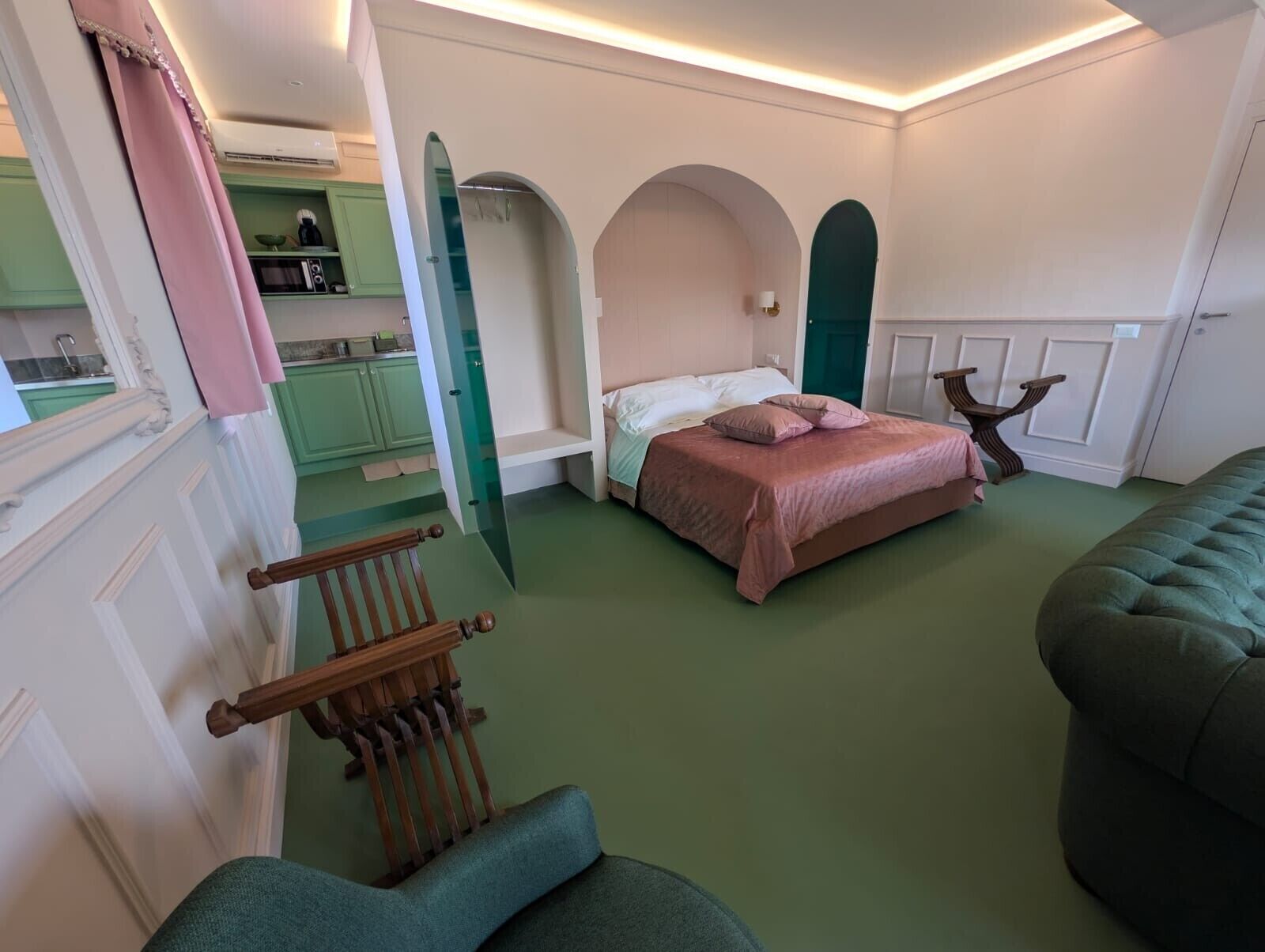 Tabla de planchar con plancha, wifi, ropa de cama