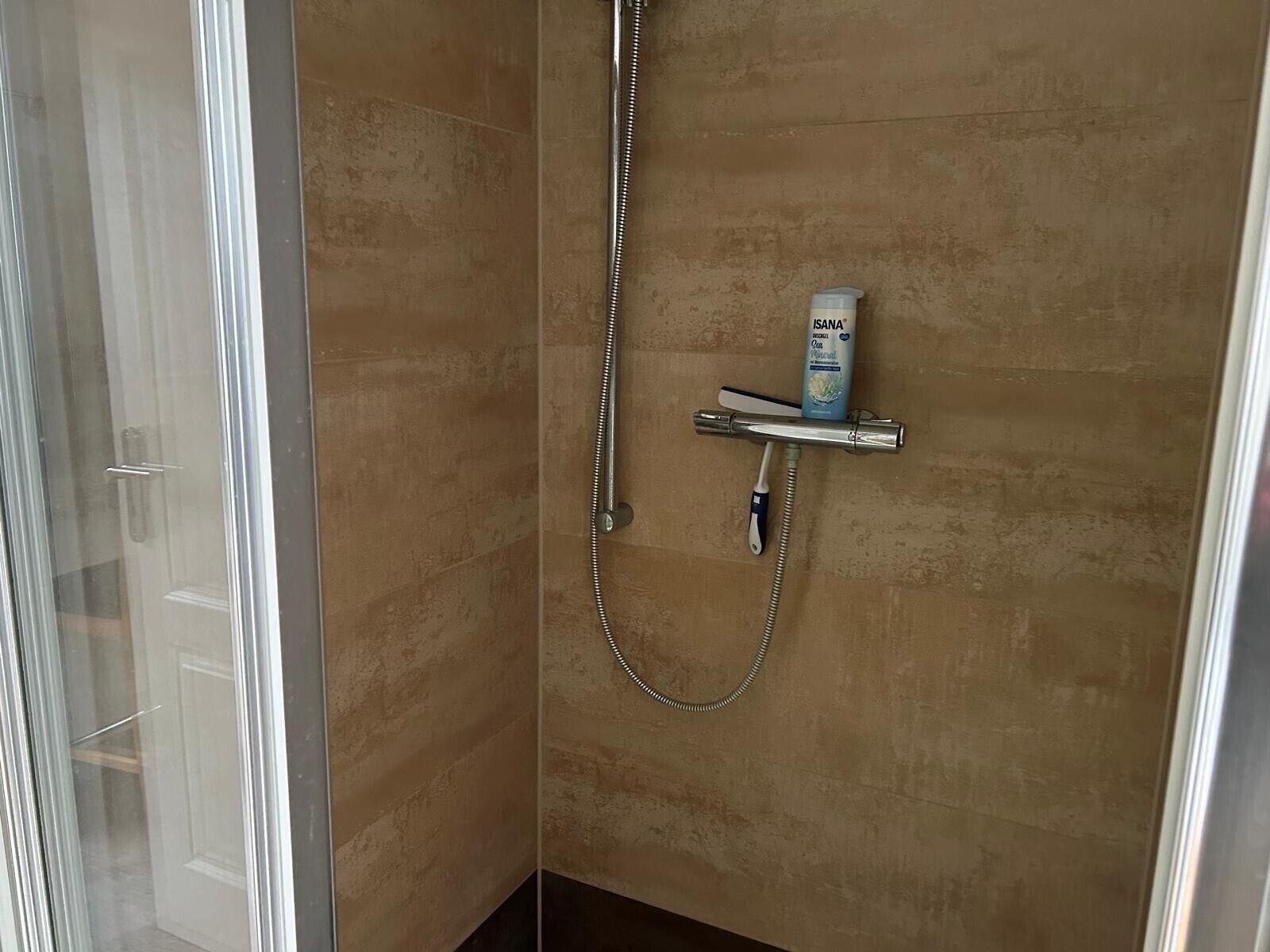 Douche, séchoir à cheveux, serviettes fournies