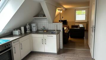 Fridge, oven, stovetop, coffee/tea maker