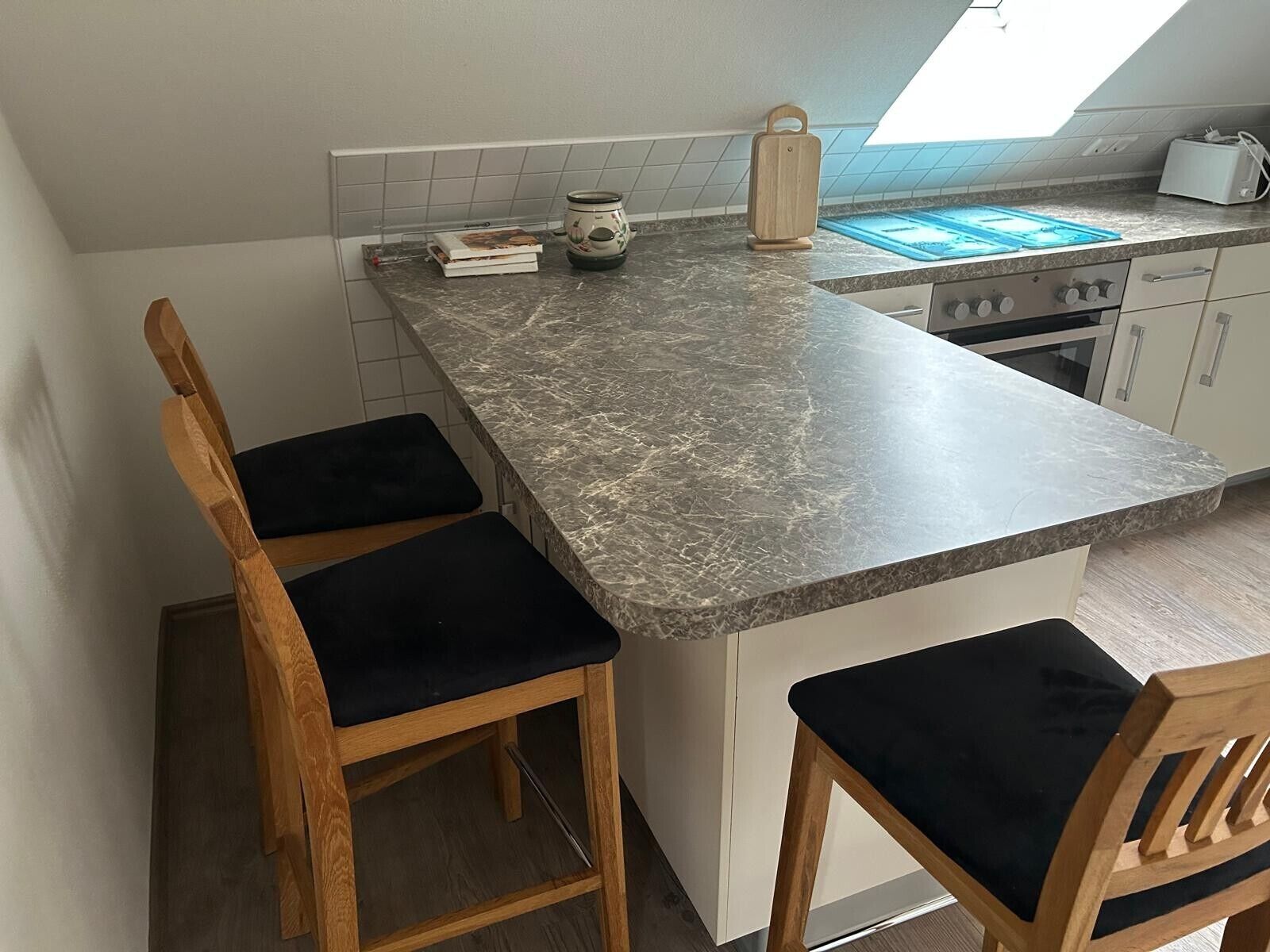 Kühlschrank, Ofen, Herdplatte, Wasserkocher mit Kaffee-/Teezubehör