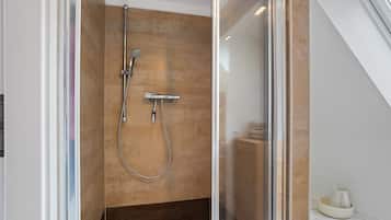 Douche, sĂšche-cheveux, serviettes fournies