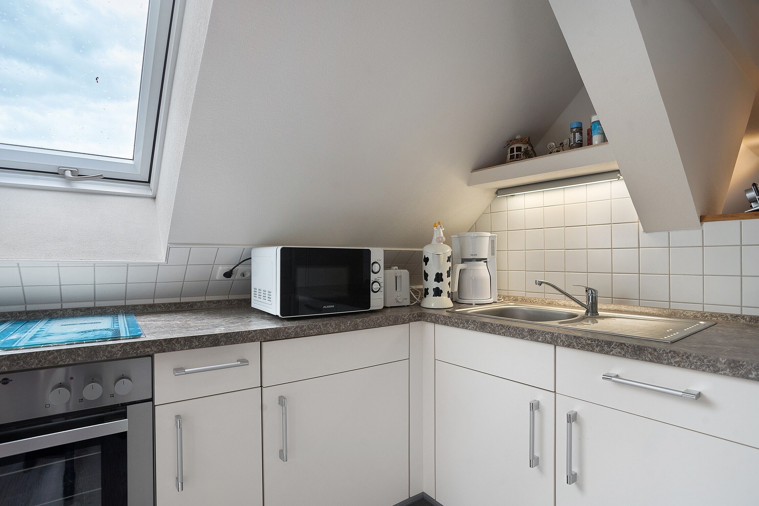 Fridge, oven, stovetop, coffee/tea maker