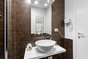 Shower, towels - Suite House Cassia: Vacation Home with Mountain View, Wi-Fi, and Air Conditioning (Roma)