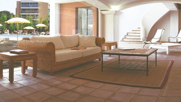 Ein moderner Lounge-Bereich mit einer Couch, einem Couchtisch und Loungesesseln.