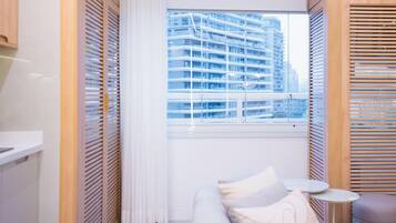 Deluxe Apartment, Park View | Living area
