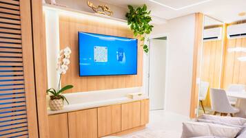 Deluxe Apartment, Park View | Living area
