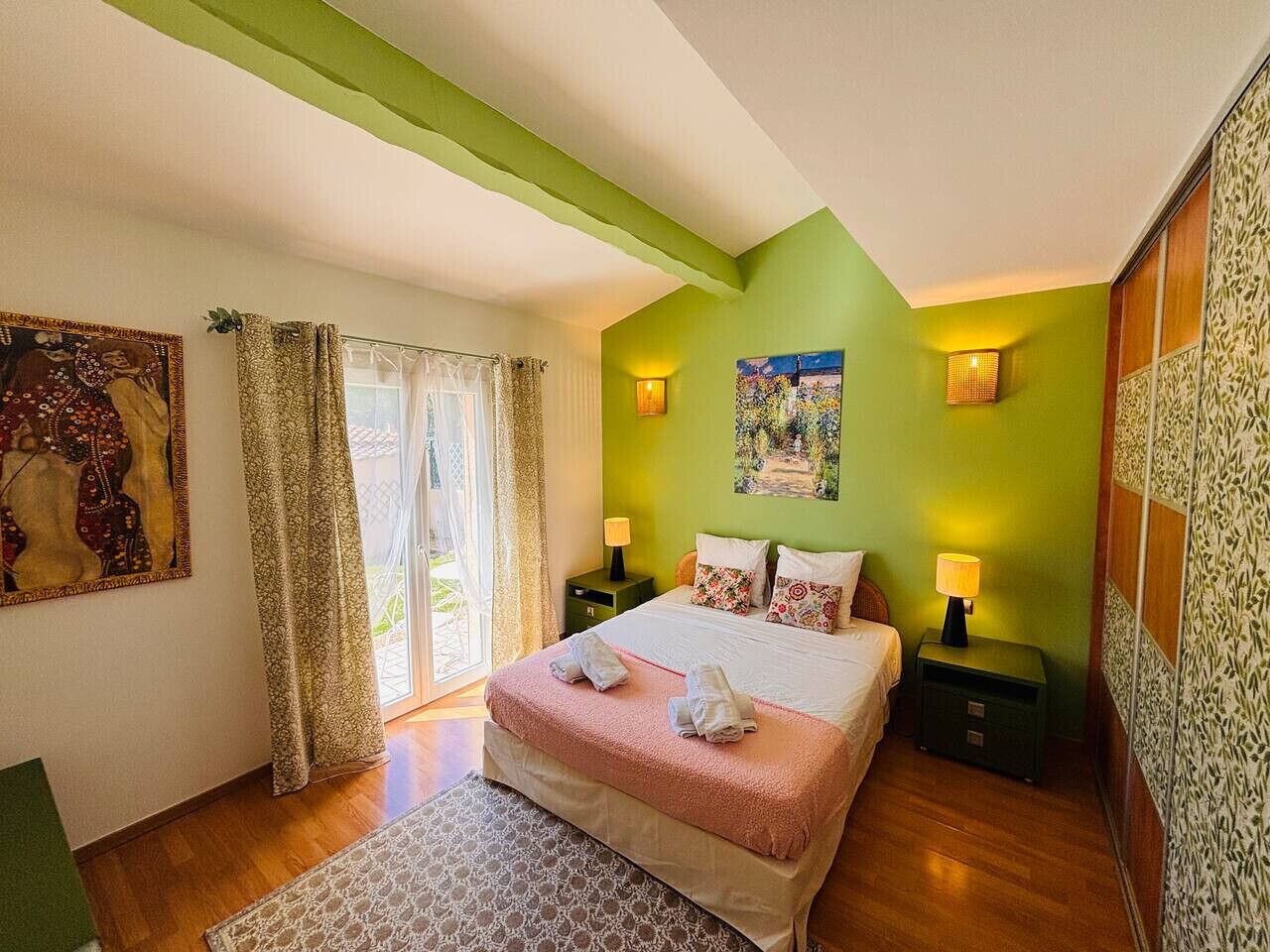 4 slaapkamers, een bureau, een strijkplank/strijkijzer, wifi