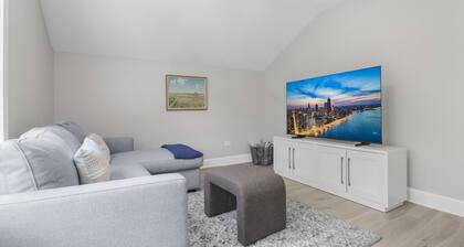 Elegant 1 Bed Steps to Metra & Dining in Lake Forest!