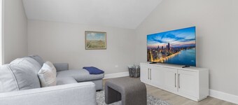 Elegant 1 Bed Steps to Metra & Dining in Lake Forest!