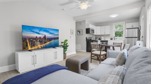 Elegant 1 Bed Steps to Metra & Dining in Lake Forest!