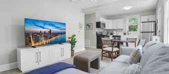 Elegant 1 Bed Steps to Metra & Dining in Lake Forest!