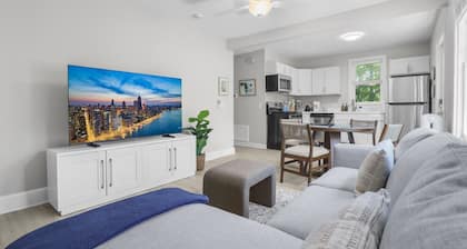 Elegant 1 Bed Steps to Metra & Dining in Lake Forest!