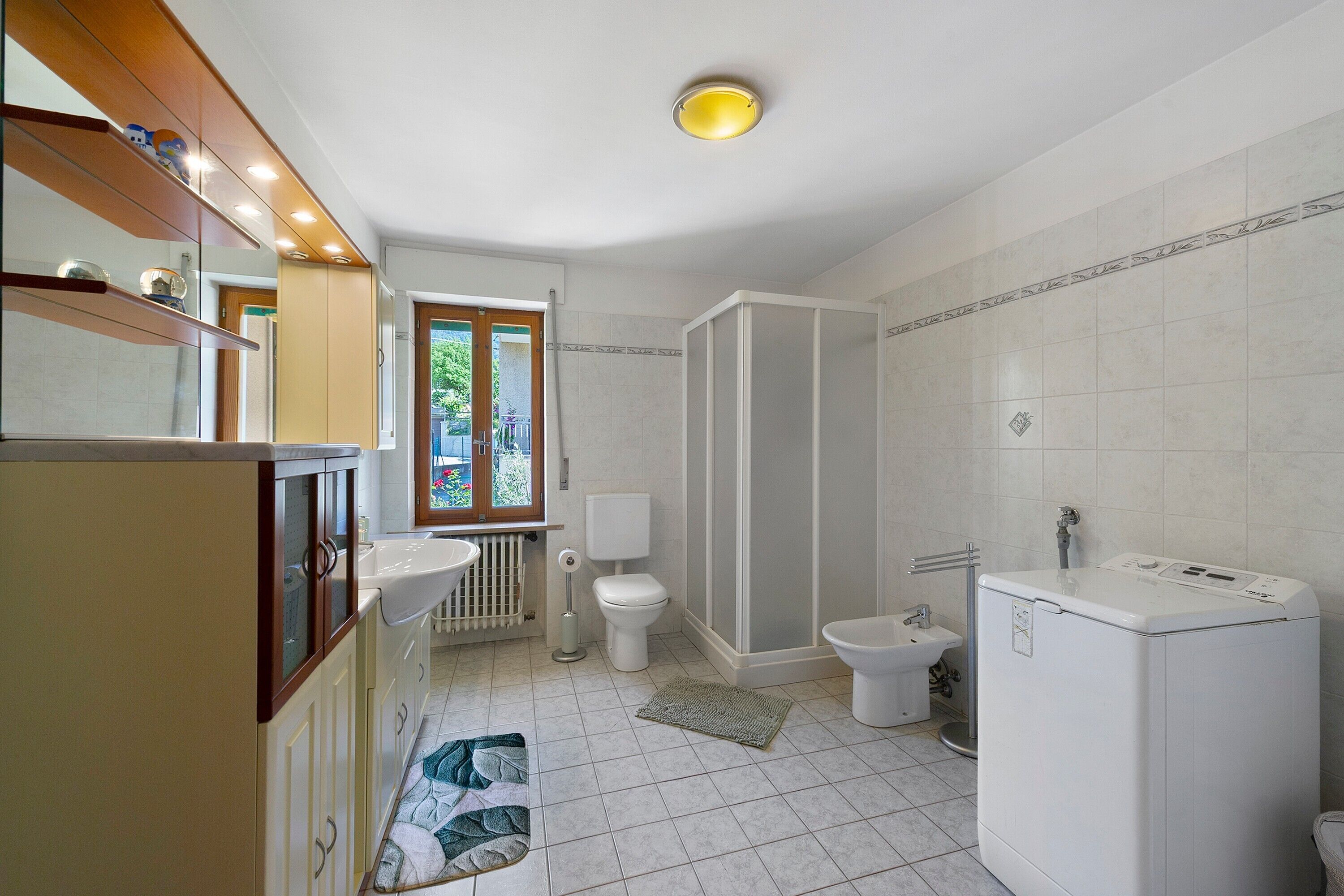 Ein Badezimmer mit Toilette, Bidet und Waschmaschine.