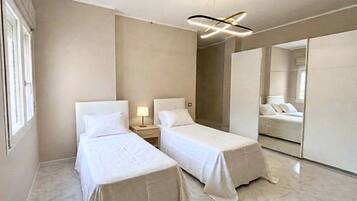 2 Schlafzimmer, Zimmersafe, Schreibtisch, kostenloses WLAN