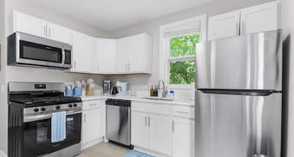 Chic Lake Forest Studio Getaway, Walk to Downtown!