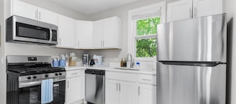Chic Lake Forest Studio Getaway, Walk to Downtown!