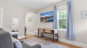 TV - Chic Lake Forest Studio Getaway, Walk to Downtown! (Lake Forest)