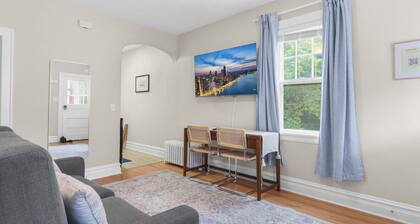 Chic Lake Forest Studio Getaway, Walk to Downtown!