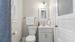 Hair dryer, towels - Chic Lake Forest Studio Getaway, Walk to Downtown! (Lake Forest)