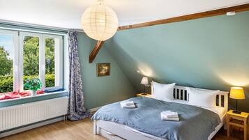 3 bedrooms, iron/ironing board, WiFi, bed sheets