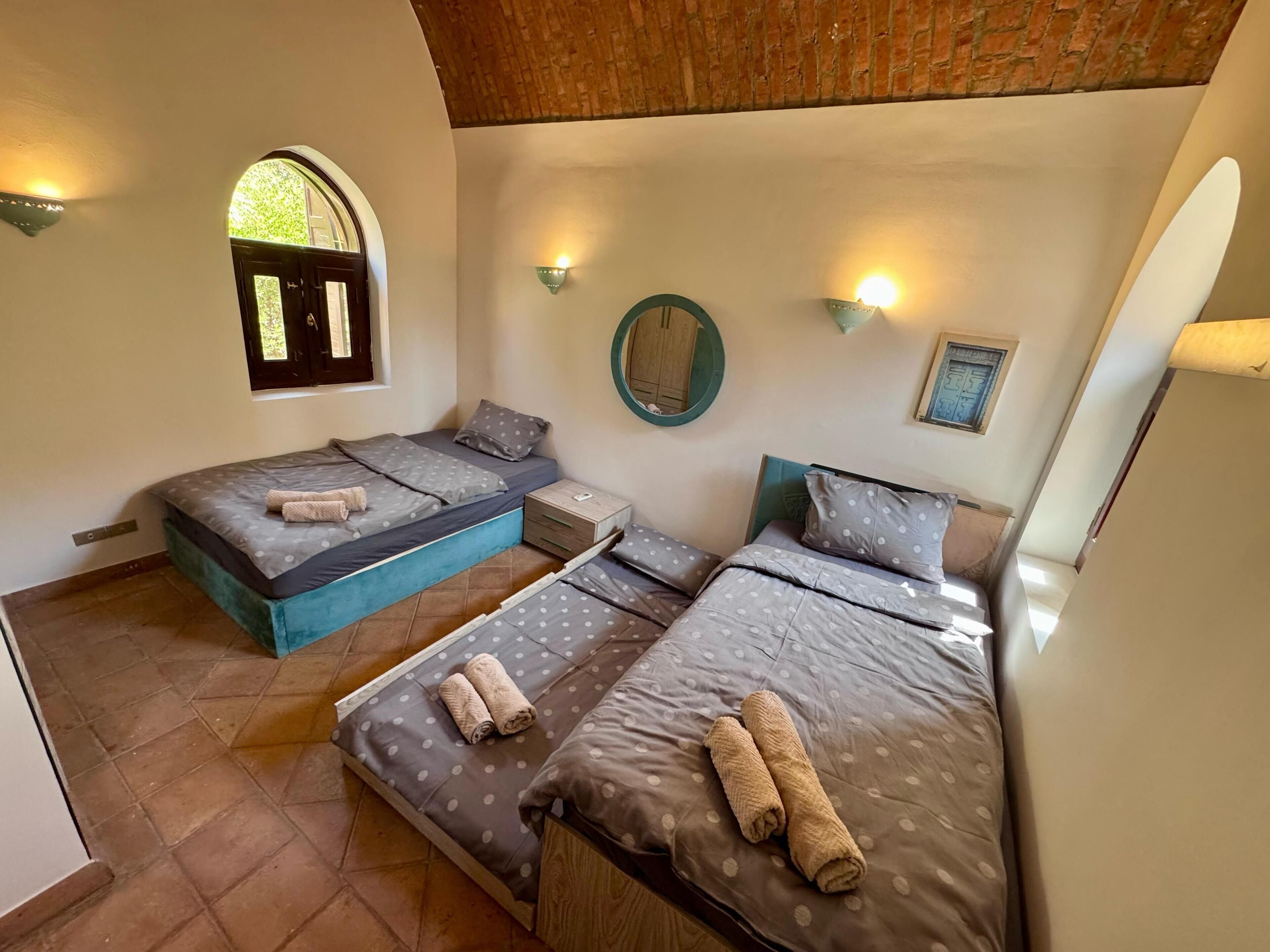 4 chambres, coffres-forts dans les chambres, bureau