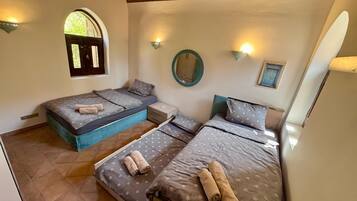 4 chambres, coffres-forts dans les chambres, bureau