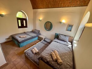 4 Schlafzimmer, Zimmersafe, Schreibtisch, Bügeleisen/Bügelbrett