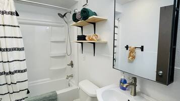 Haartrockner, Handtücher, Seife, Toilettenpapier