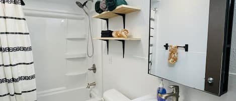 Secadora de cabello, toallas, jabón, papel de baño