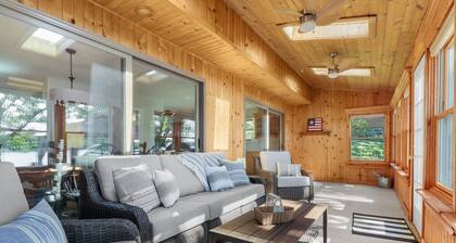 Charming 3 Bed Lakefront Home steps to the water!
