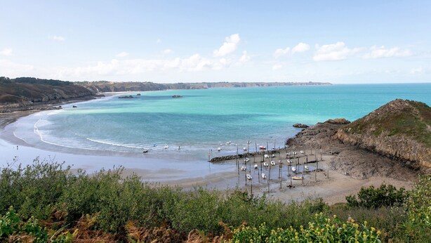 A coastal landscape with a beach, rocky outcrops, and a clear sky. - Holiday Home “Le Petit Baigneur” with Private Terrace, Shared Garden & Wi-Fi (Plouha)