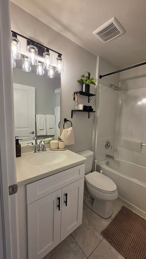 Secadora de cabello, toallas, jabón, papel de baño 