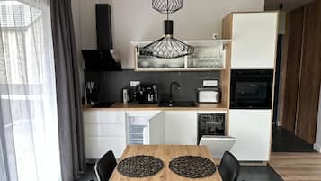 Fridge, oven, stovetop, dishwasher