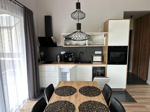 Réfrigérateur, four, plaque de cuisson, lave-vaisselle