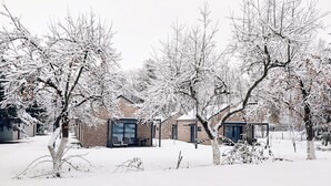 A snow-covered residential area with houses, trees, and a clear sky. - Domki Zdrojowe  (Polanica-Zdrój)