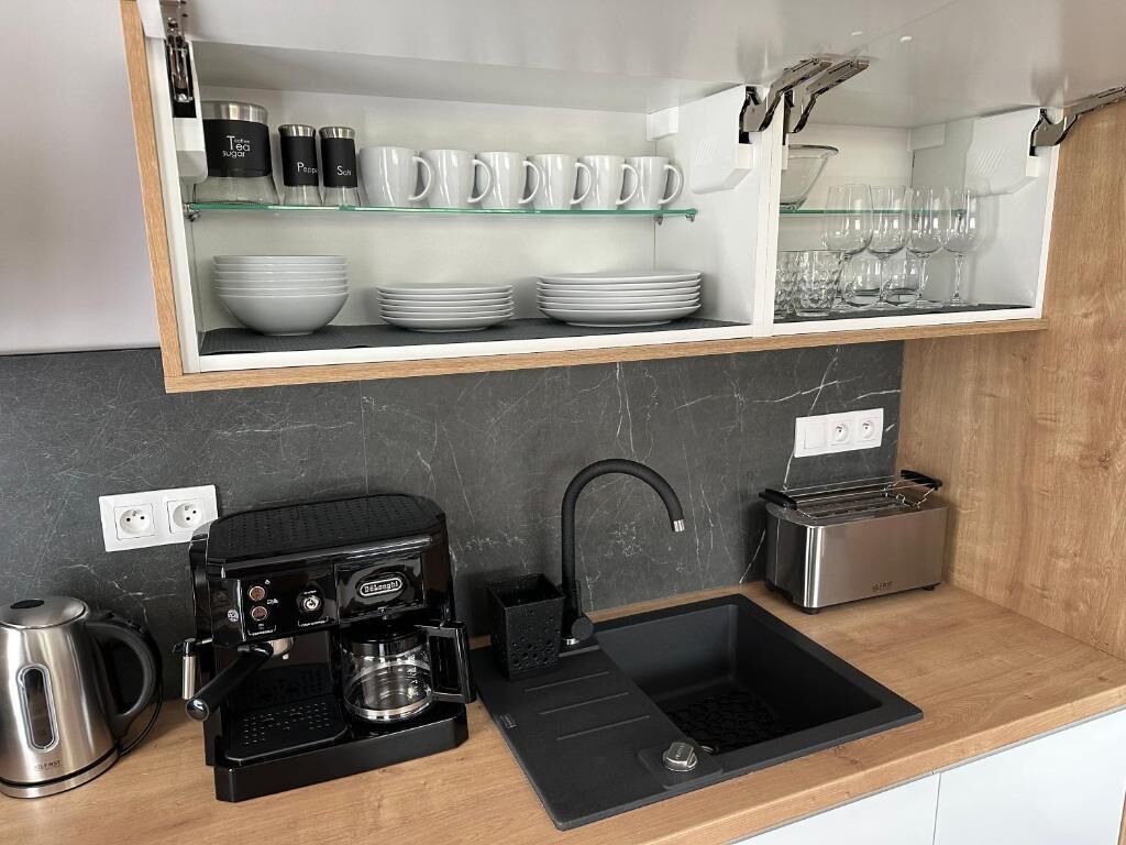 Fridge, oven, stovetop, dishwasher