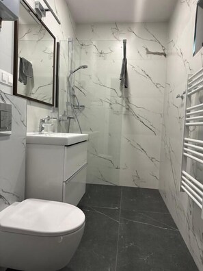 Douche, articles de toilette gratuits, sèche-cheveux