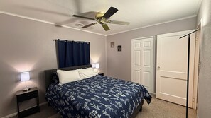 Room - Champagne & Co. 3BR - 2.5BT Newly Updated Spacious Home! Perfect Location! (Champaign)