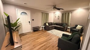 Living area - Champagne & Co. 3BR - 2.5BT Newly Updated Spacious Home! Perfect Location! (Champaign)